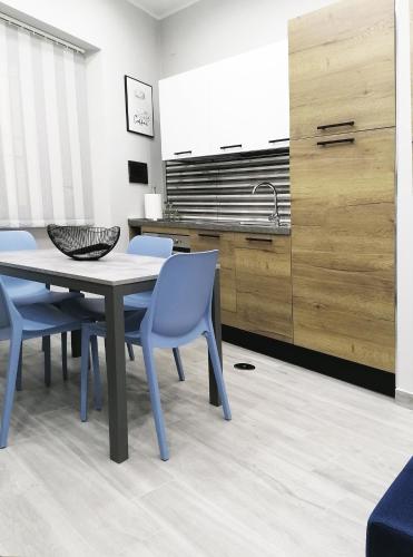 克罗托内Alex & Frank Apartment的厨房配有桌椅和水槽。