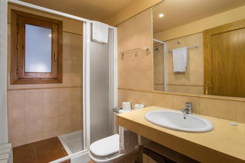 卡尼略Francoli的一间带水槽、淋浴和卫生间的浴室