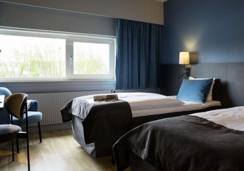 欧登塞欧登塞斯堪迪克酒店的酒店客房设有两张床和窗户。