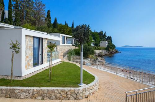 米利尼Maistra Select Mlini Villas and Apartments的海景度假屋
