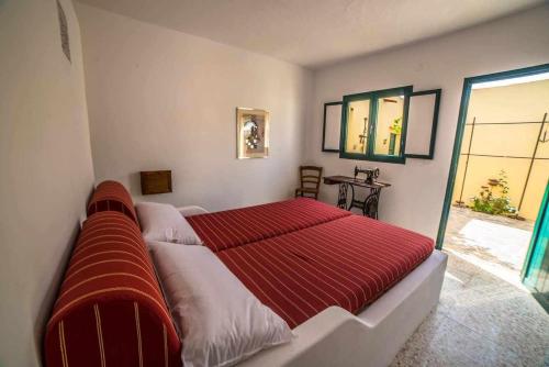 TabayescoCasa Chalet La Casita的一间卧室配有一张带红色毯子的大床