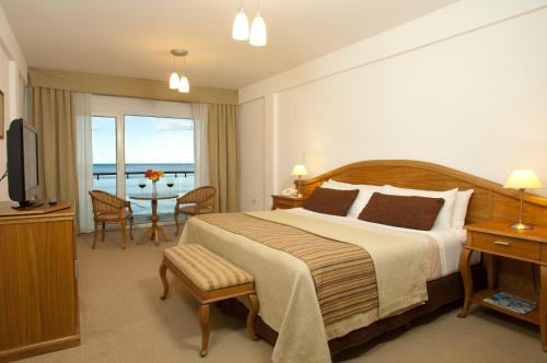 玛德琳港披兰酒店的酒店客房,配有床和电视