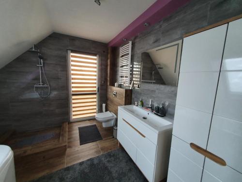 别尔斯克-比亚拉Nowy Dom Apartament z Widokiem na Góry 8 osób的一间带水槽和卫生间的浴室