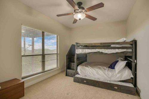峡谷湖Canyon Lake Home with Breathtaking View的一间卧室配有双层床和吊扇