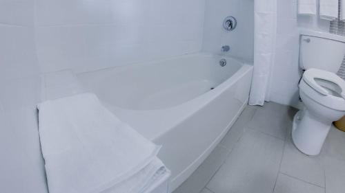 PenuelasRoyal Delonix的浴室配有白色浴缸和卫生间。
