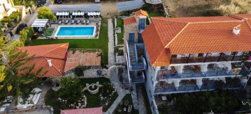 阿约伊阿波斯托洛伊阿尔戈酒店的享有带橙色屋顶的建筑的顶部景色