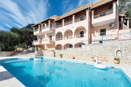 巴尔巴蒂Corfu Shell Apartments的大楼前设有游泳池的酒店