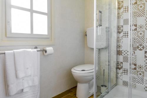 努马纳Conero Azzurro的一间带卫生间和玻璃淋浴间的浴室