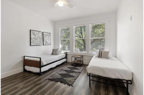 圣安东尼奥Impressive Cozy Historic 2BR Apt Near Downtown的白色的客房设有两张床和窗户。