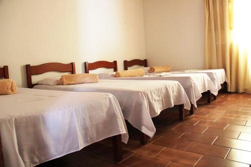 伊比科阿拉Hostel Universo的一间客房内的四张床
