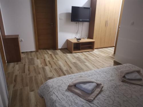 新瓦罗什Zlatarska dolina的一间卧室配有一张床和一台平面电视