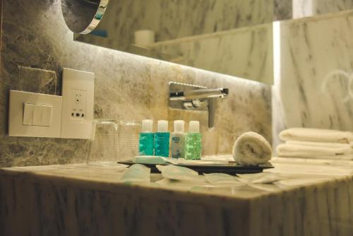 尼亚美Bravia Hotel Niamey的浴室柜台配有水槽和毛巾