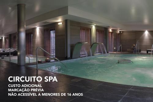 阿尔科巴萨阿尔科巴萨约尔酒店及Spa中心的在酒店客房内的大型热水浴缸