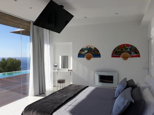 萨各夫雷纳Villa Luxury Paradise Suites的一间卧室设有一张大床和一个壁炉
