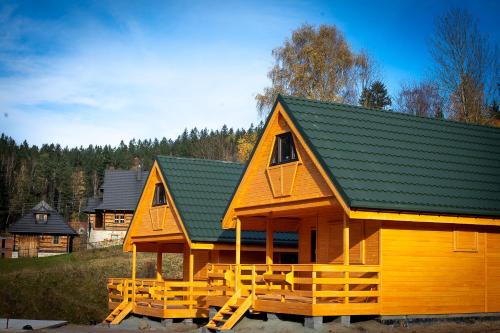 杜什尼基-兹德鲁伊Domki na Podgórzu的大型小木屋,设有绿色屋顶