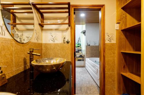 潘切Sea Night Hotel的一间带一个碗水槽和浴缸的浴室