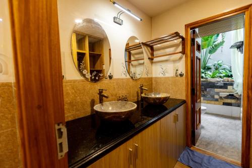 潘切Sea Night Hotel的浴室设有2个水槽和镜子
