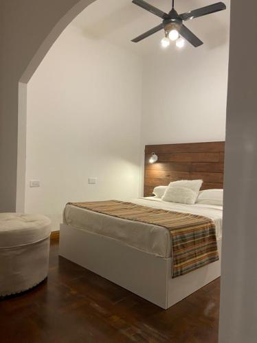 马德普拉塔Espacio C的一间卧室配有一张带吊扇的床