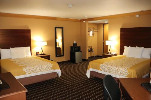 HolmenPrairie Inn Holmen La Crosse Area的酒店客房配有两张床和一张书桌