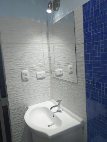 利马Chakana Family Home 2 Lima Airport的一间带水槽和镜子的浴室
