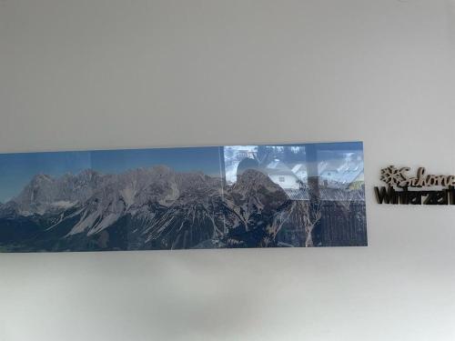 RattingNaturpark Appartment的墙上的两幅山脉照片