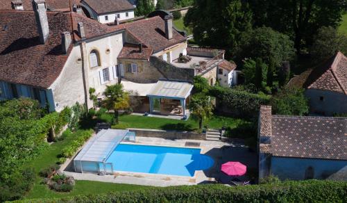 MathodChâteau de Mathod Chambres d'hôtes的享有带游泳池的房屋的空中景致