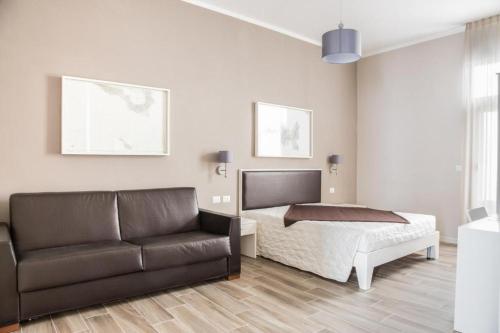 加利波利Faro Bianco Gallipoli - Suites & Apartments的客厅配有床和沙发