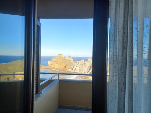 林克勒斯拉文塔德马尔酒店的从客房的窗户可欣赏到海景