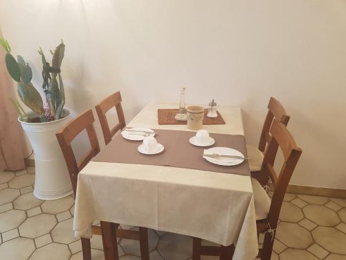 梅尔斯堡Pension Säntisblick的餐桌、白色桌布和椅子