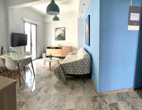 雅典WUKELA APARTMENTS的客厅配有沙发和桌子