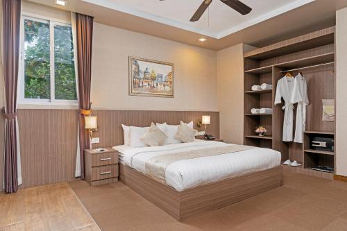 金边诺罗敦大道阿尼克精品水疗酒店的一间卧室设有一张大床和一个窗户。