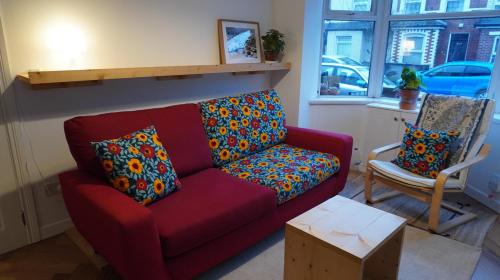 贝尔法斯特Portallo Peace: a sanctuary in the city.的客厅配有红色的沙发和椅子