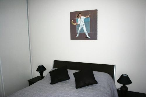 康博莱班小说公寓的一间卧室配有一张壁画床