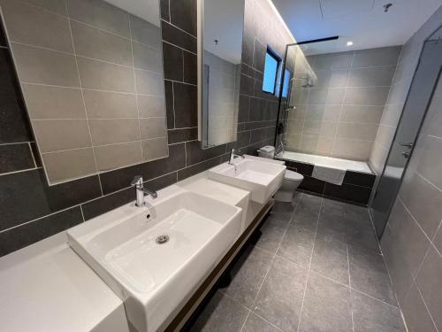 万津阿佛顿湾高尔夫及岛屿度假酒店 的浴室设有2个水槽、卫生间和镜子。