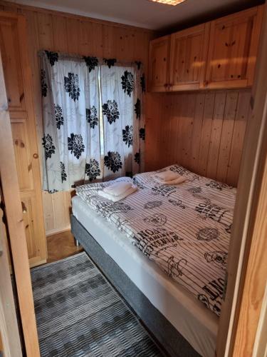 巴特斯峡湾Nordskogveien 12b的一间小卧室,卧室内配有一张床铺