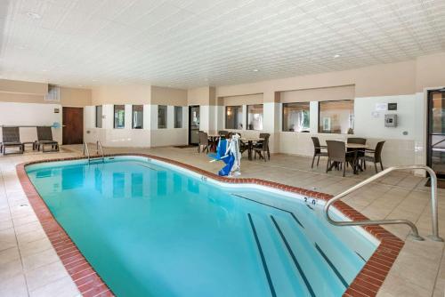 奥法隆Comfort Inn & Suites St Louis-O'Fallon的一座配有桌椅的酒店游泳池