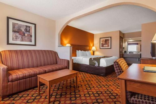 OwassoQuality Inn & Suites Owasso US-169的酒店客房,配有床和沙发
