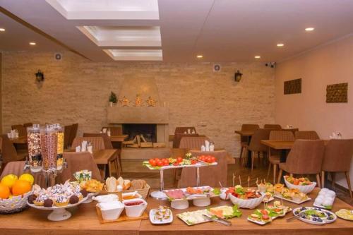 巴库里阿尼Hotel King David Bakuriani的一张桌子上放着一大堆食物