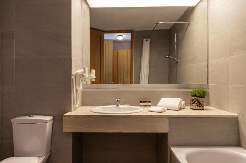 奥林匹亚奥林匹亚阿玛利亚酒店的一间带水槽、卫生间和镜子的浴室