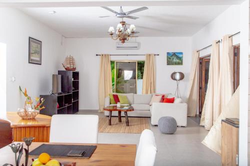 马埃岛Riverside Mount Simpson - Seychelles Island的客厅配有白色沙发和吊灯。
