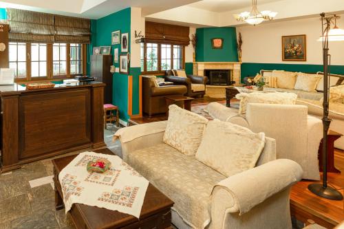古迈尼萨季莫斯塞尼斯酒店的客厅配有沙发和桌子