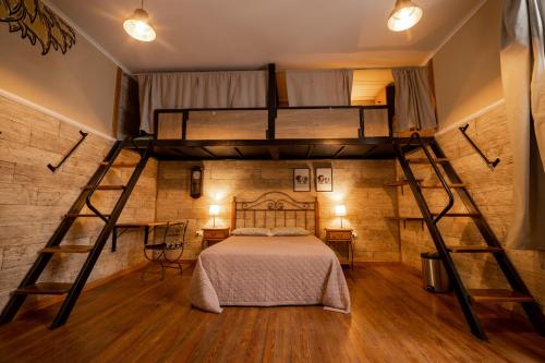 布宜诺斯艾利斯Che Juan Hostel BA的一间卧室配有双层床