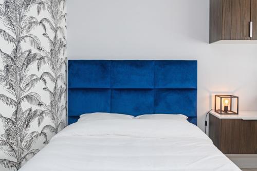 克雷泰伊The City Nest - Duke Housing的卧室里一张带蓝色床头板的床