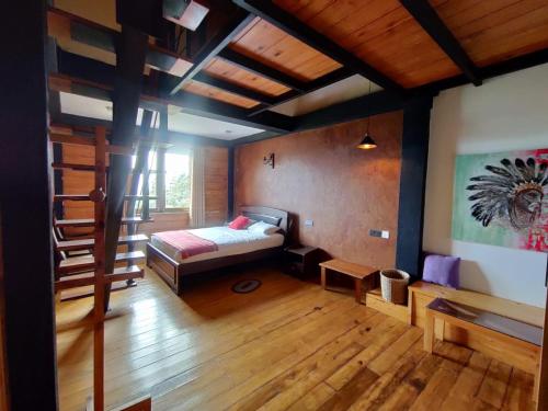 努沃勒埃利耶Amansara Bungalow的一间卧室配有一张床,铺有木地板