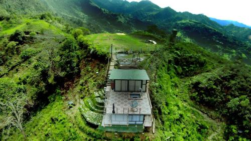 拉维加El paraíso de Butulu的山丘上建筑物的空中景观