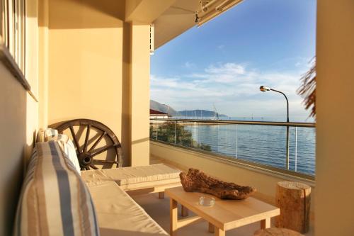 伊泰阿Boho Beach House in Itea-Delphi的享有水景的阳台