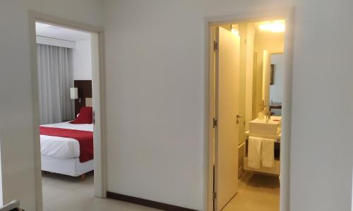 科洛尼亚-德尔萨克拉门托Dpto de 1 dormitorio, 402 Dos Orillas, Colonia的一间酒店客房 - 带一张床和一间浴室