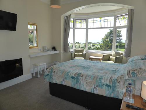 布里德灵顿Bay Court的一间卧室设有一张床和一个大窗户