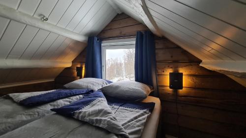 BotnhamnCabin magic on Senja, atmosphere like a fairytale的一个小房间的一个床位,设有窗户