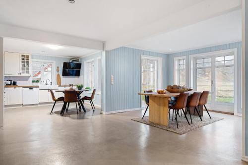 UnnstadUnstad Arctic Resort的厨房以及带桌椅的用餐室。